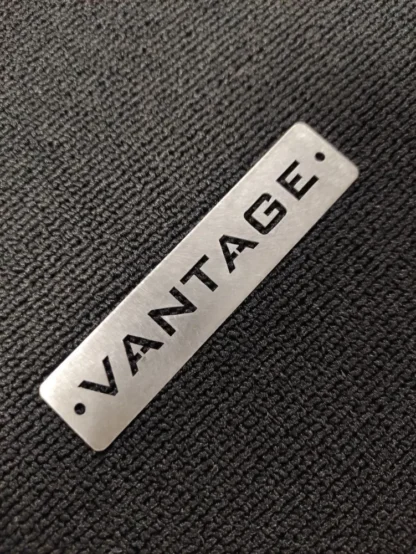 aston martin vantage metal paspas logosu